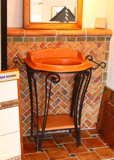 Musternische im einem Cottowaschbecken auf einem Metallgestell. Rückwand im Fischgrätenmuster mit Cottofliesen in hell und dunkel