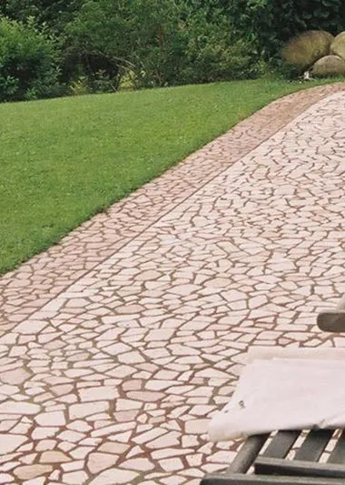 Grünfläche mit einem Stück Terrasse gepflastert