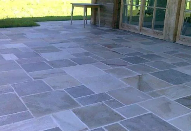 Außenfliesen im Römischenverband verlegt