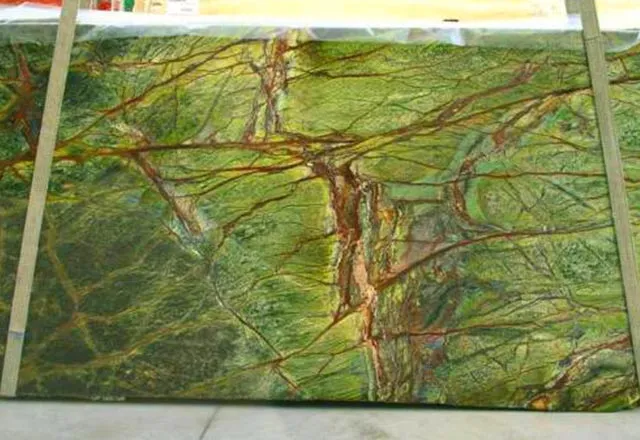 grüne Natrusteinplatte mit braunen Adern