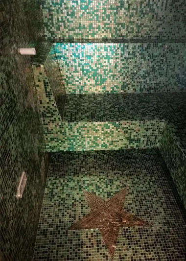 Dampfbad grün-braunes Mosaik mit Sitzbank