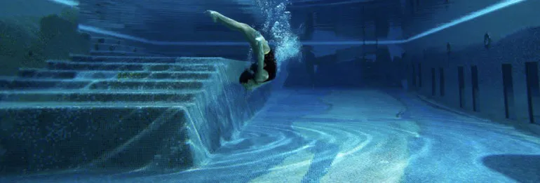 Schwimmbad Unterwasser Ansicht mit einer Tauchenden Frau