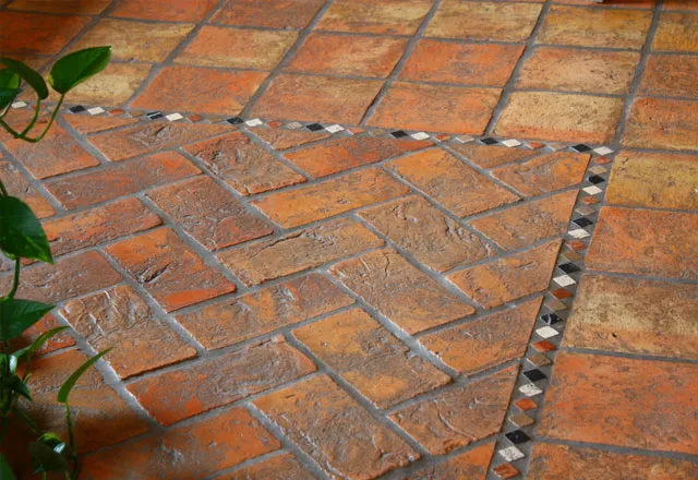 Rustikaler Cottoboden verlegung in Fischgräte und Kreuzfuge