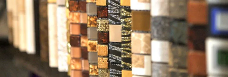 Verschiedene Mosaikmuster in den Farben braun, gold, beige, weiß aus Glas, Naturstein oder Feinsteinzeug