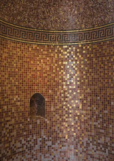 Dampfbad das in Gold Mosaik im Griechischen Stil verlegt wurde.