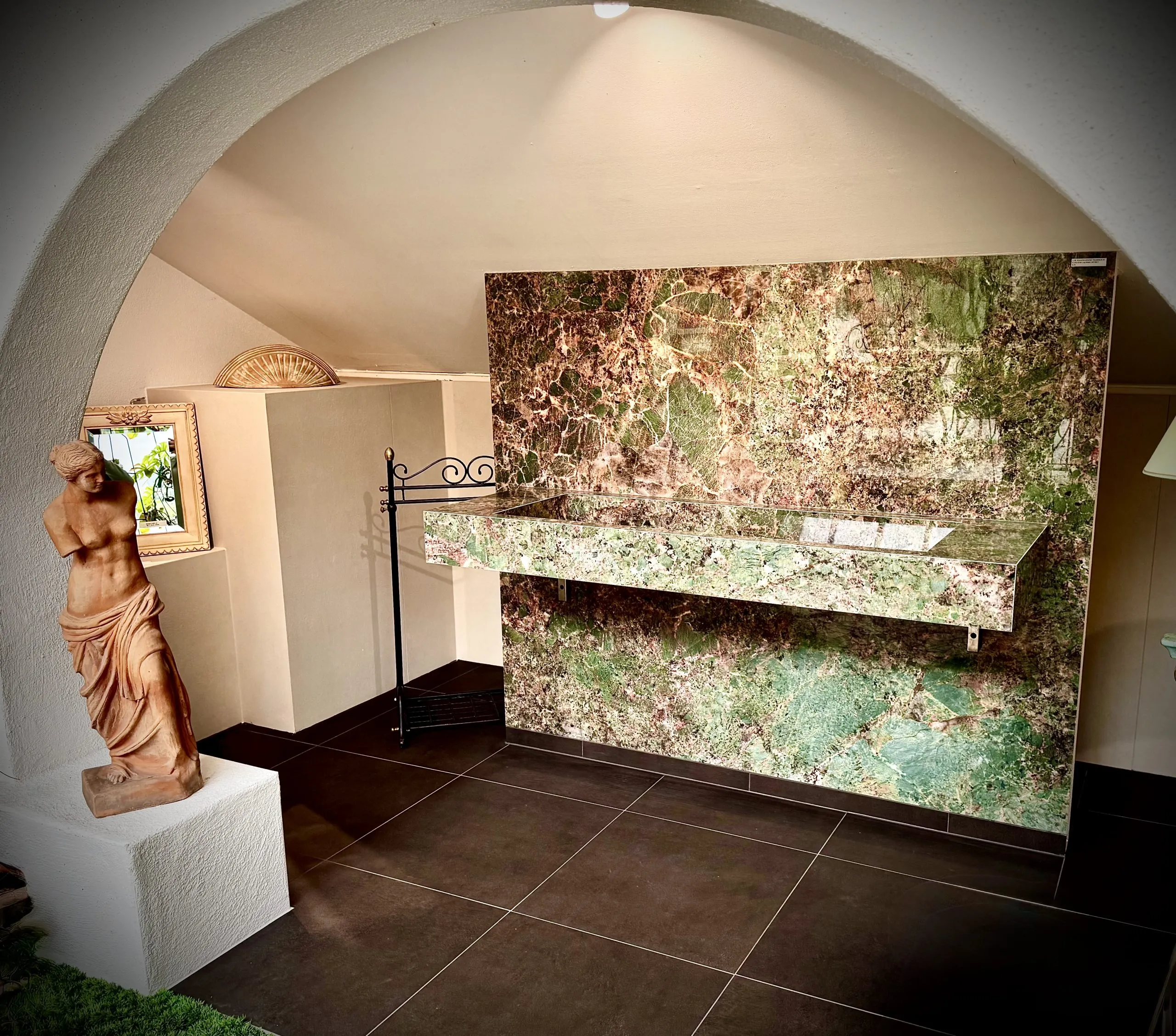 2 Meter Waschtisch inkl. Rückwand aus einer ganzer Fliese in grüner Natursteinoptik gefertigt.