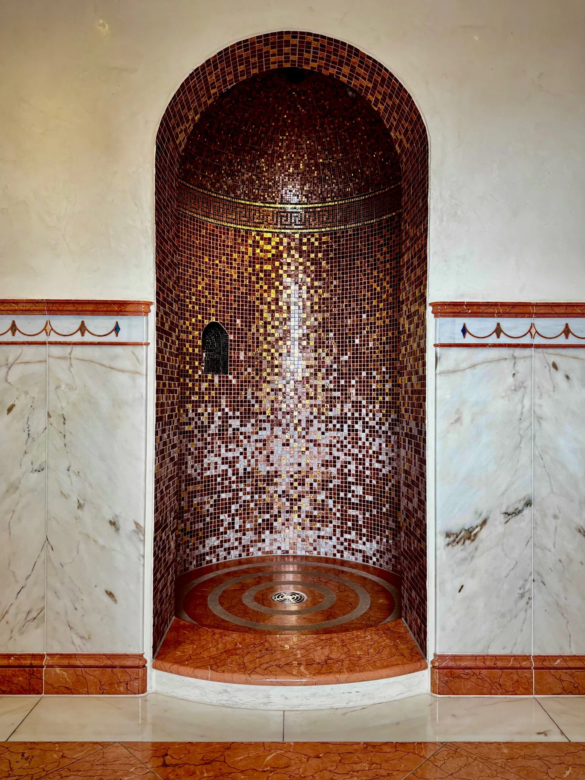 Duschbereich mit gold roten Mosaik