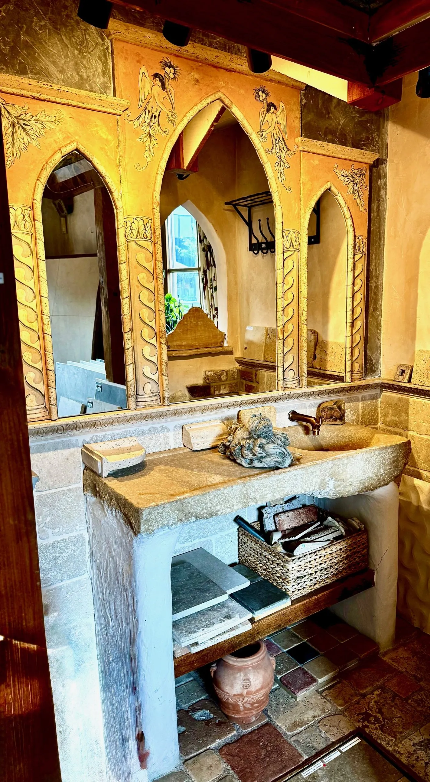 EG Natursteinbad Musterbad im EG mit Natursteinbecken und Spiegel im Gothicstil