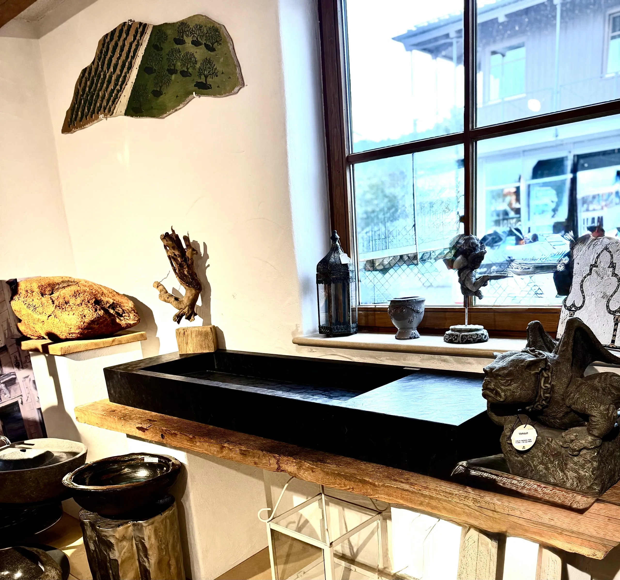 IMG_5603 Ein Waschtisch aus schwarzen Fliesen auf einer Altholzplatte