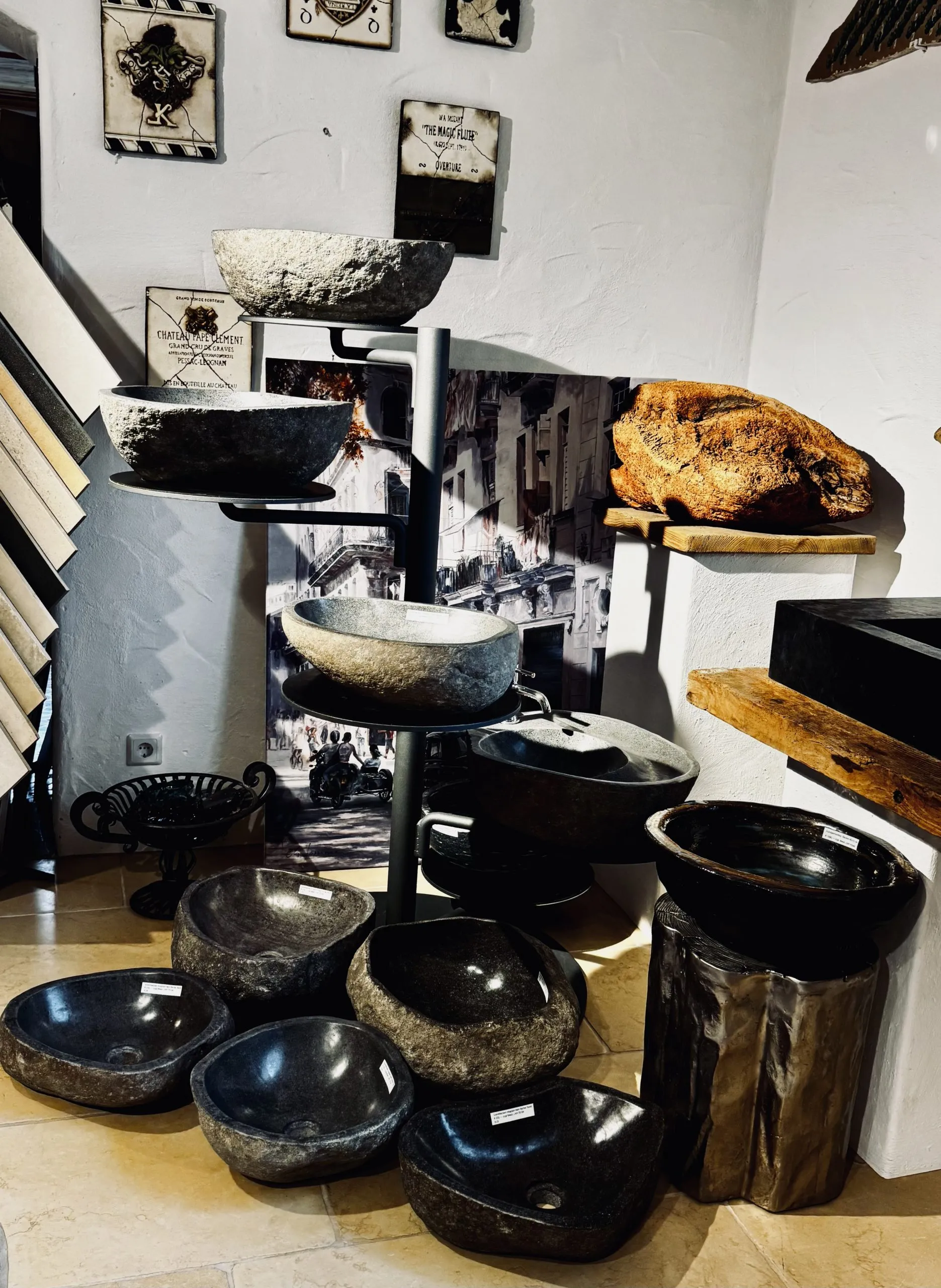 Natursteinbecken Auswahl Verschiedene Waschtische die aus Steinen geschnitten wurden.