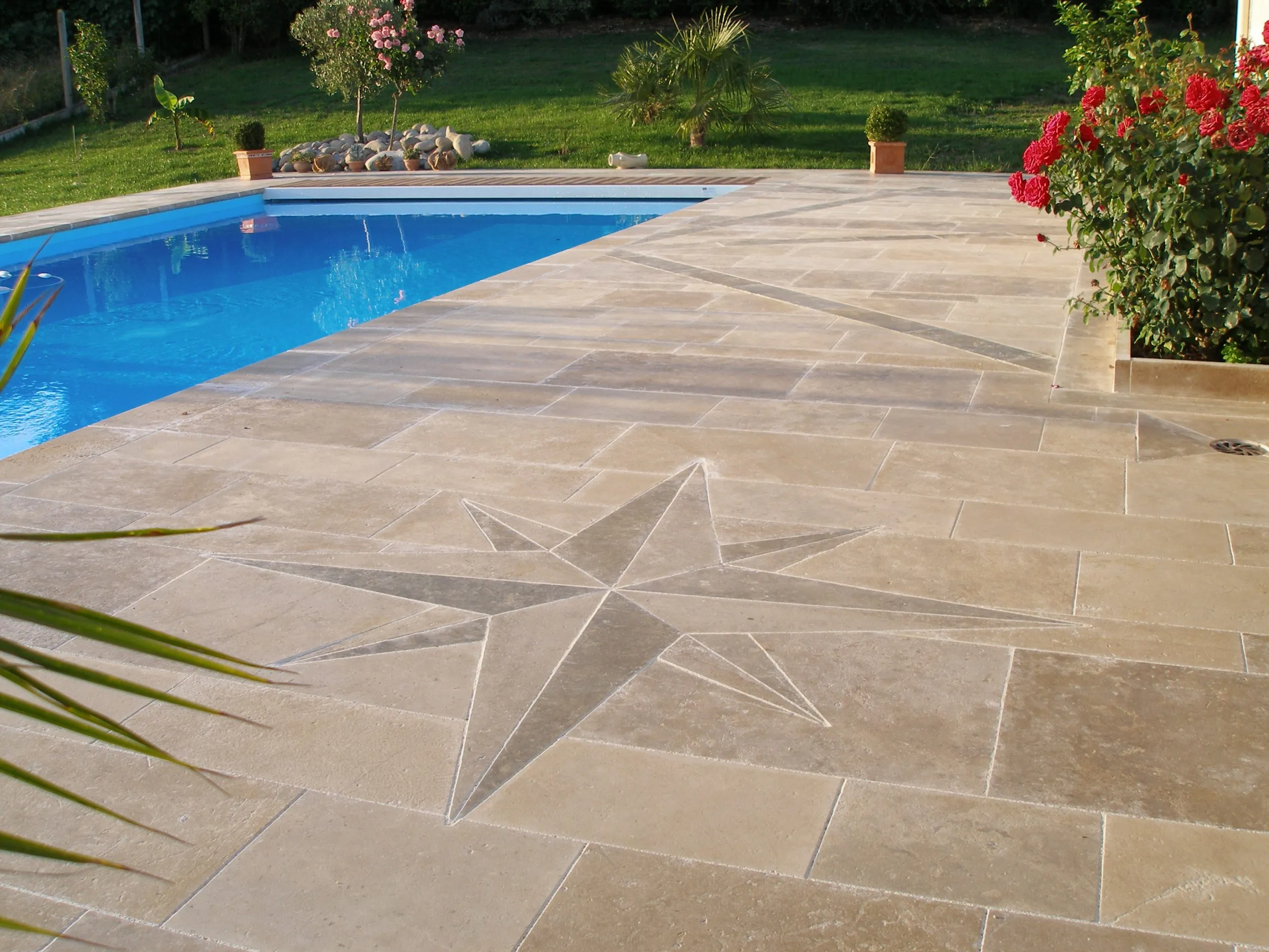 zu sehen ist eine Poolumrandung mit einem Kompass Muster