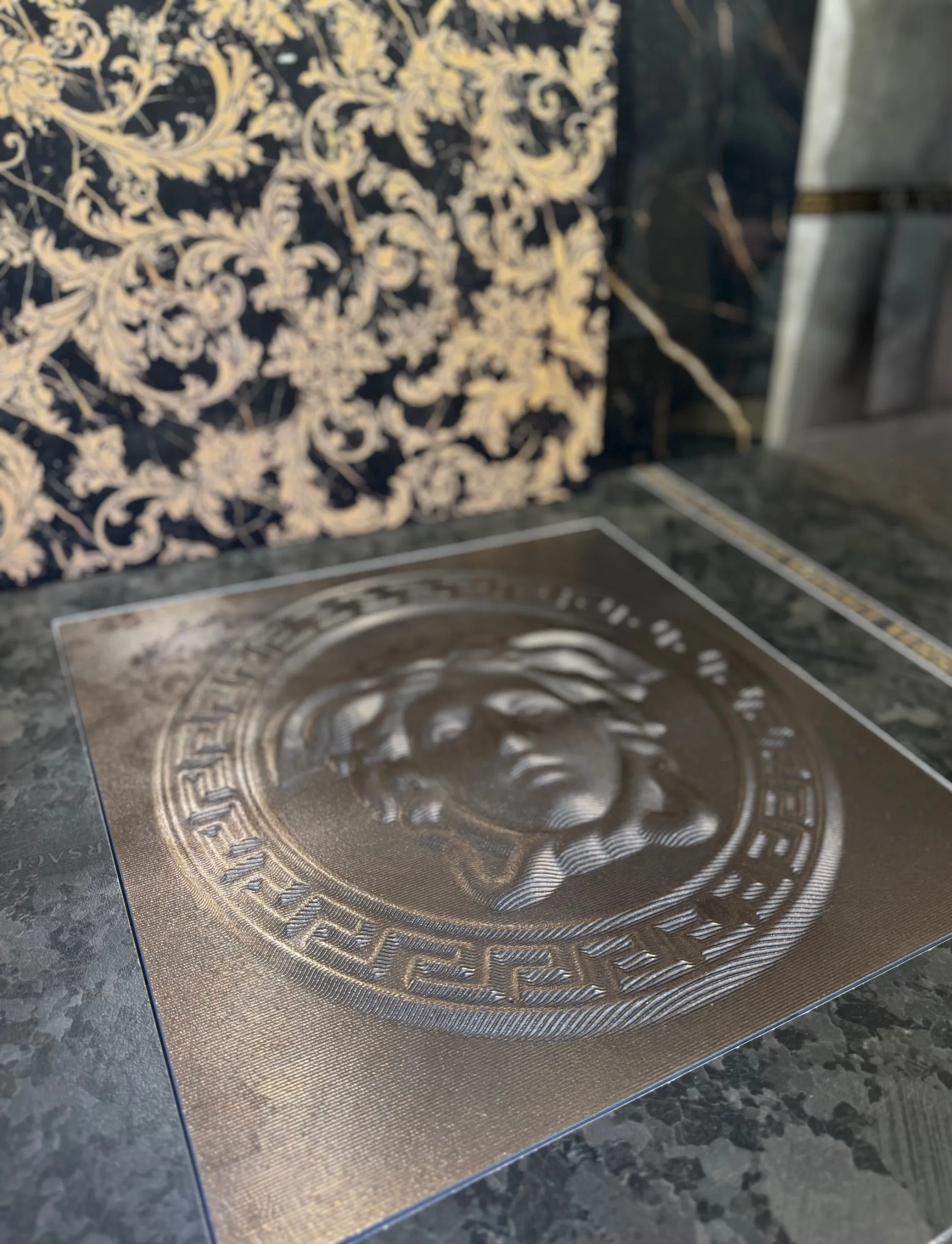 Versace Fliesen, 1 x typisches Rankenmuster in goldschwarz und das Medusa Gesicht