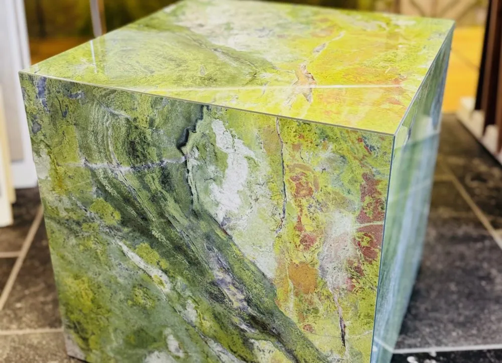 Fliesenwürfel hochwertige grüne Fliese mit vielen Adern Natursteinoptik. Er kann als Hocker genutzt werden