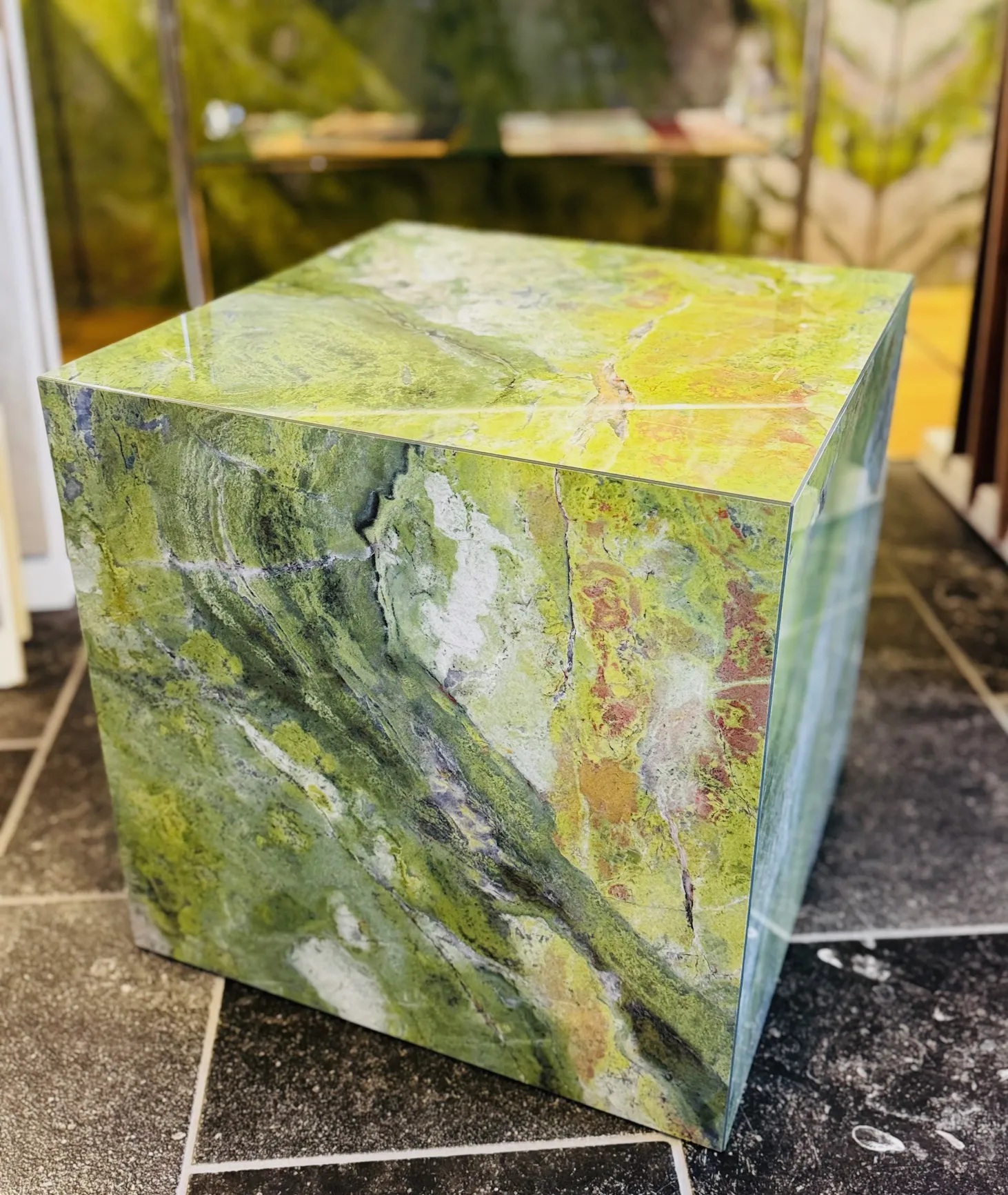 Fliesenwürfel hochwertige grüne Fliese mit vielen Adern Natursteinoptik. Er kann als Hocker genutzt werden