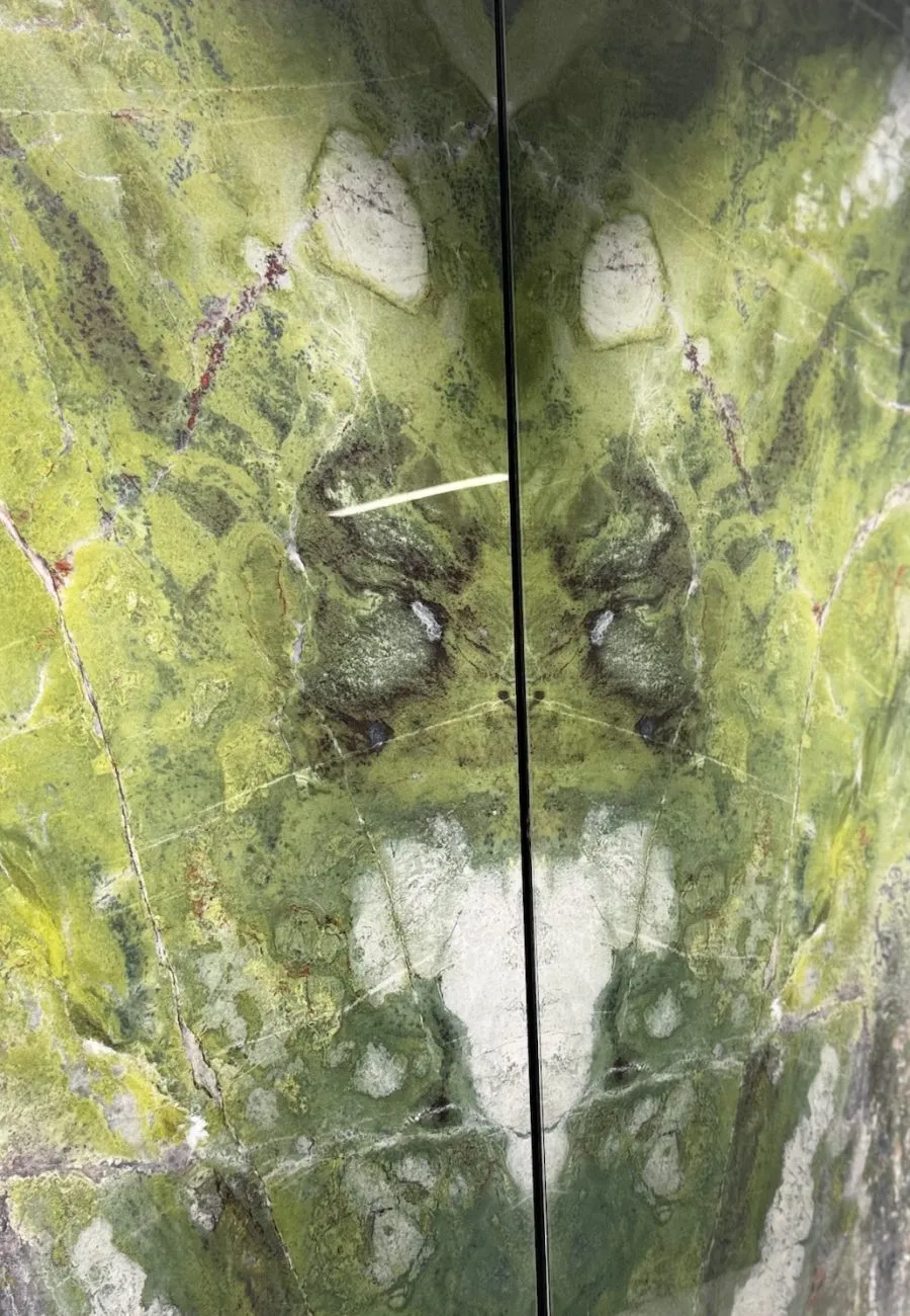 Großformat Fliese in Grün Natursteinoptik die sich Spiegelt.