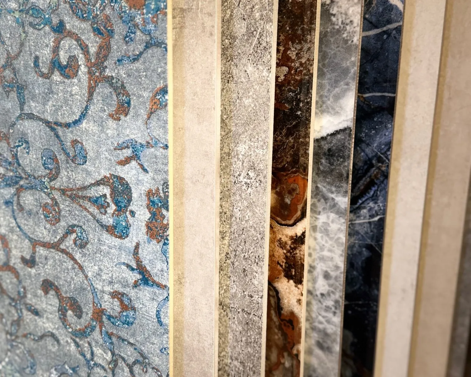 Dekorfliesen in verschiedenen Mustern und Farben