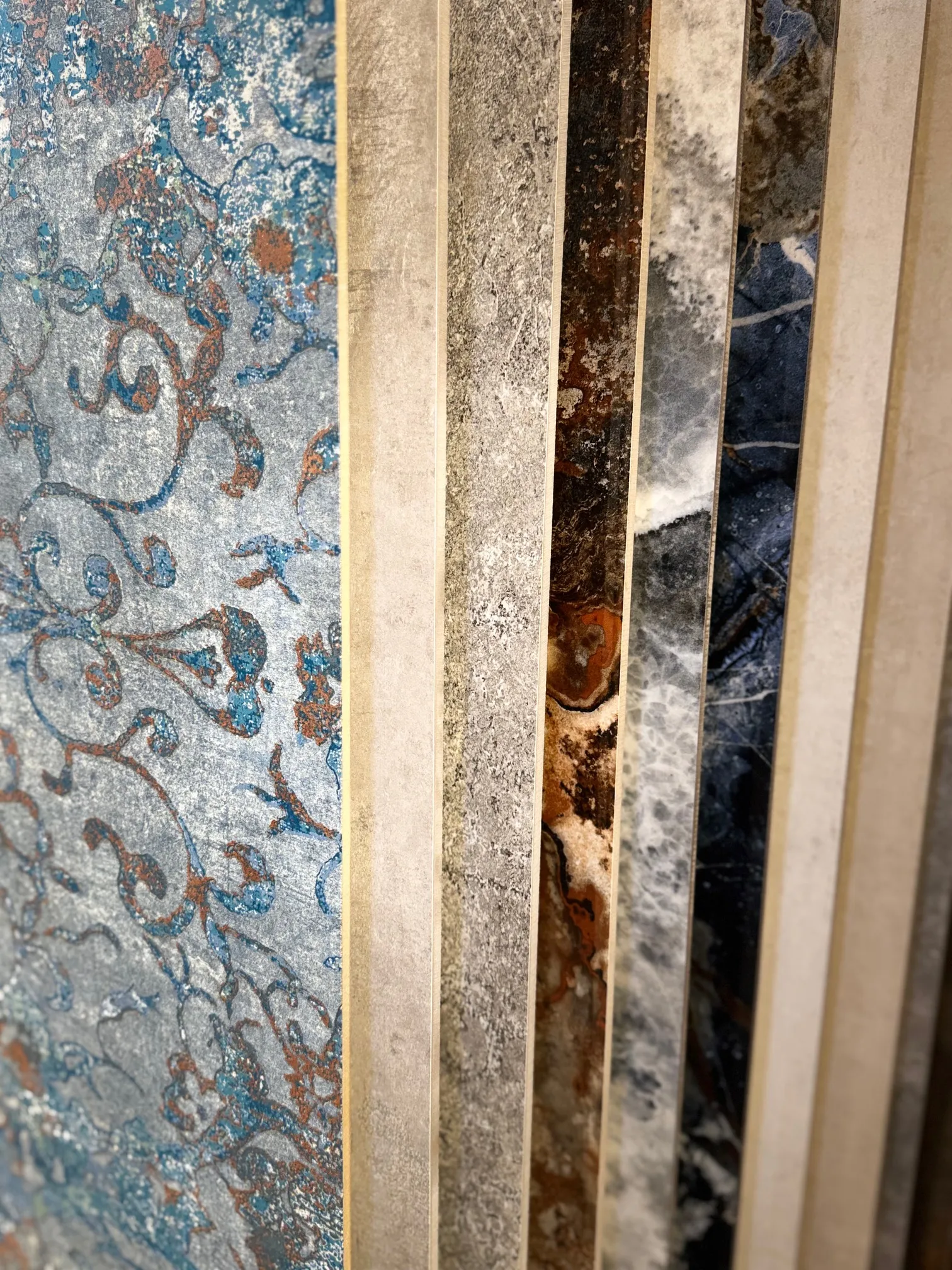 Fliesen Dekorfliesen in verschiedenen Mustern und Farben