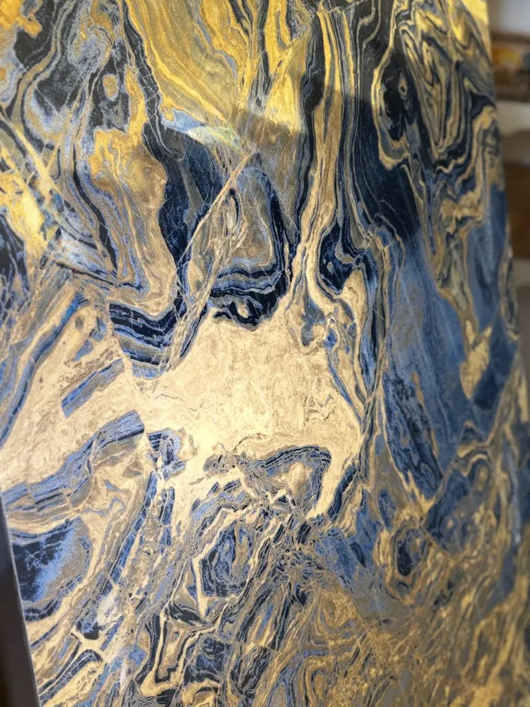 Fliese in blau und gold