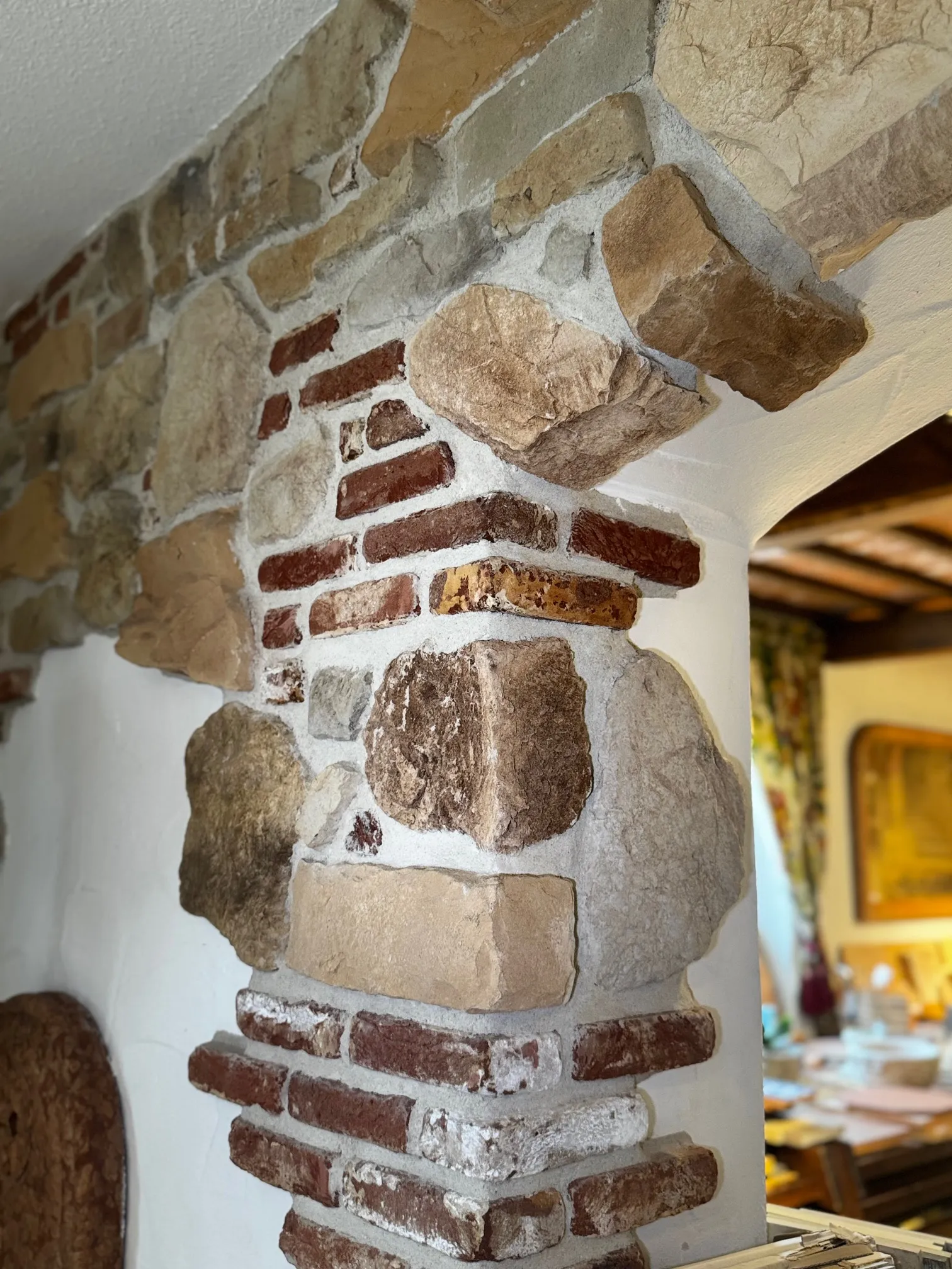 Steinverblender Eine Durchgang der mit Verblendesteinen beklebt ist um ein rustikales Bild zu erschaffen.