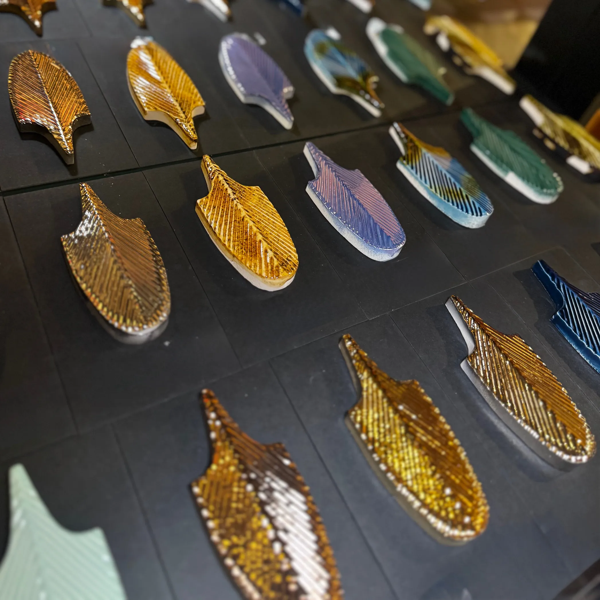 Fliese in Federoptik verschiedene Farben.