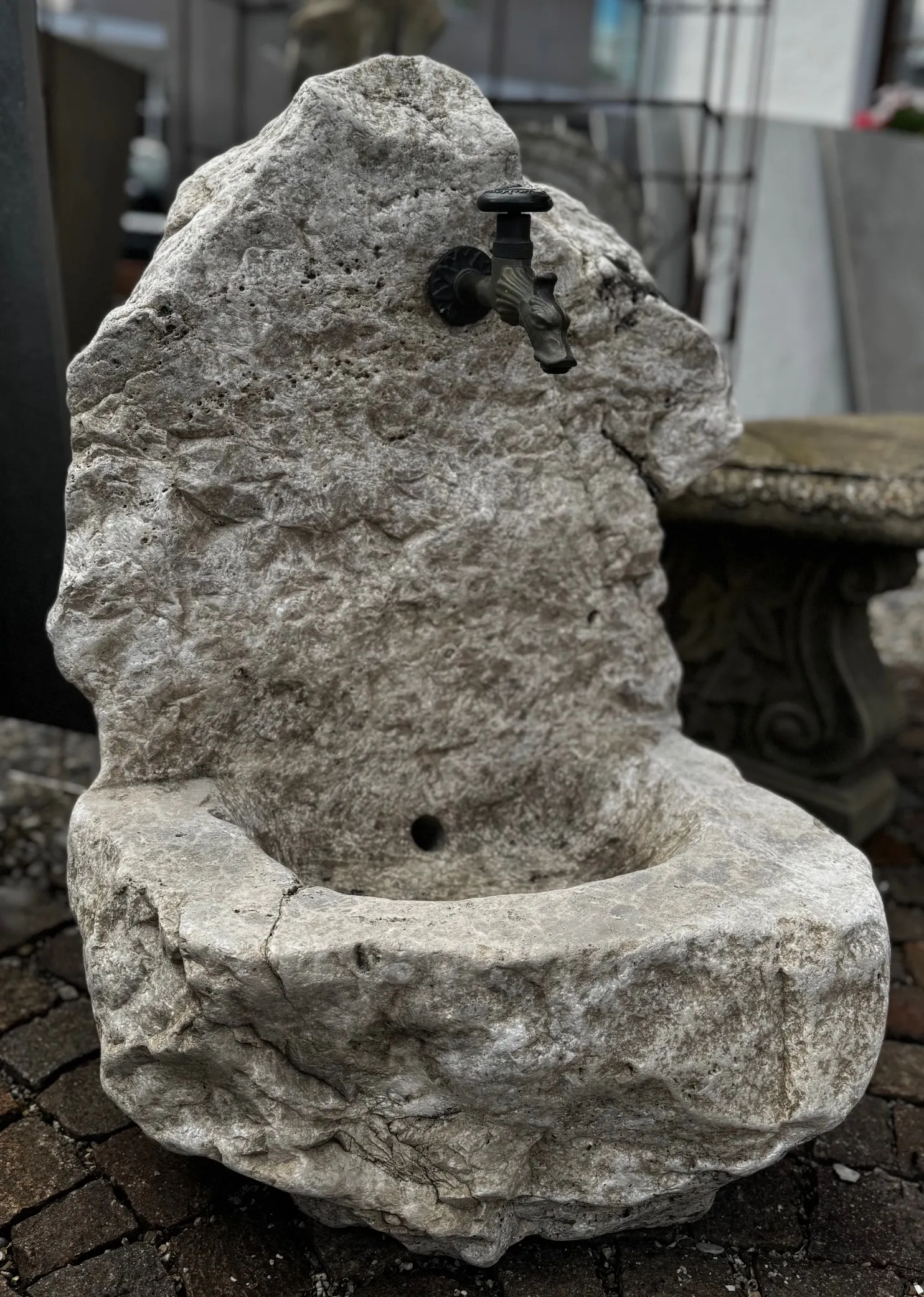 Steinbecken für den Außenbereich mit Gusauslaufhanhn