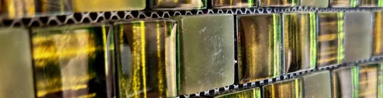 grünes Mosaik mit matten und glänzenden stücken