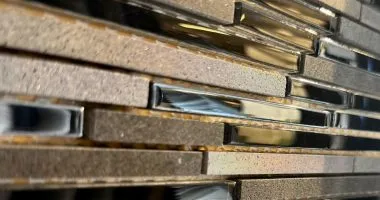 Streifenmosaik in grau und schwarz